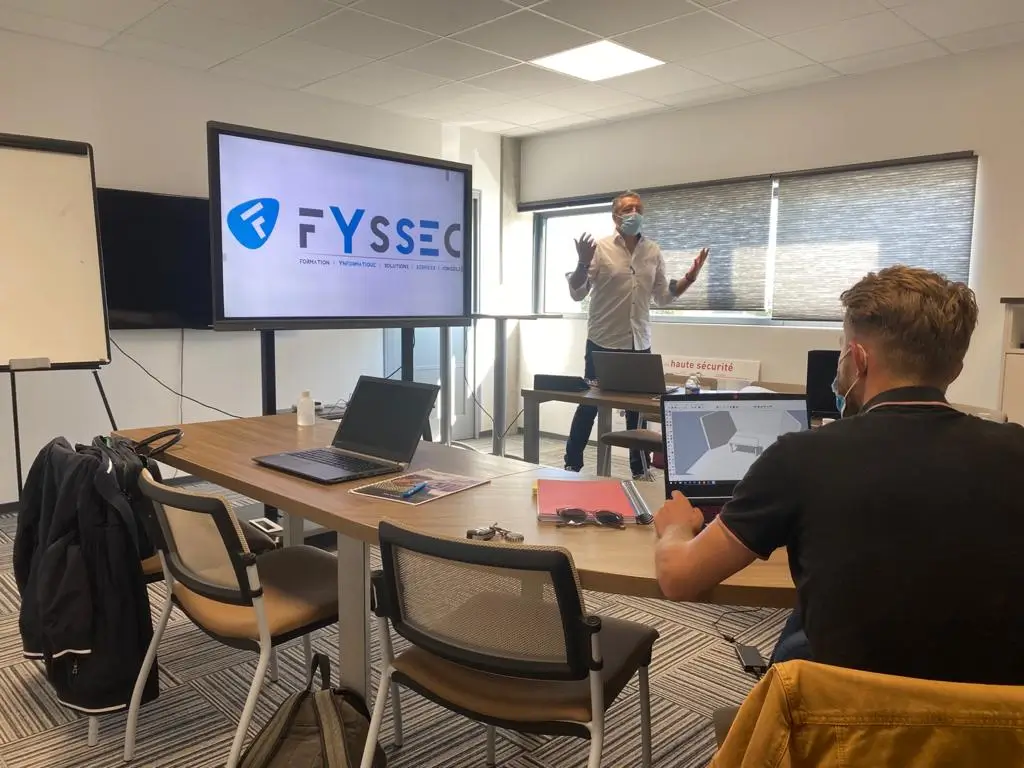 Salle de formation avec présentation