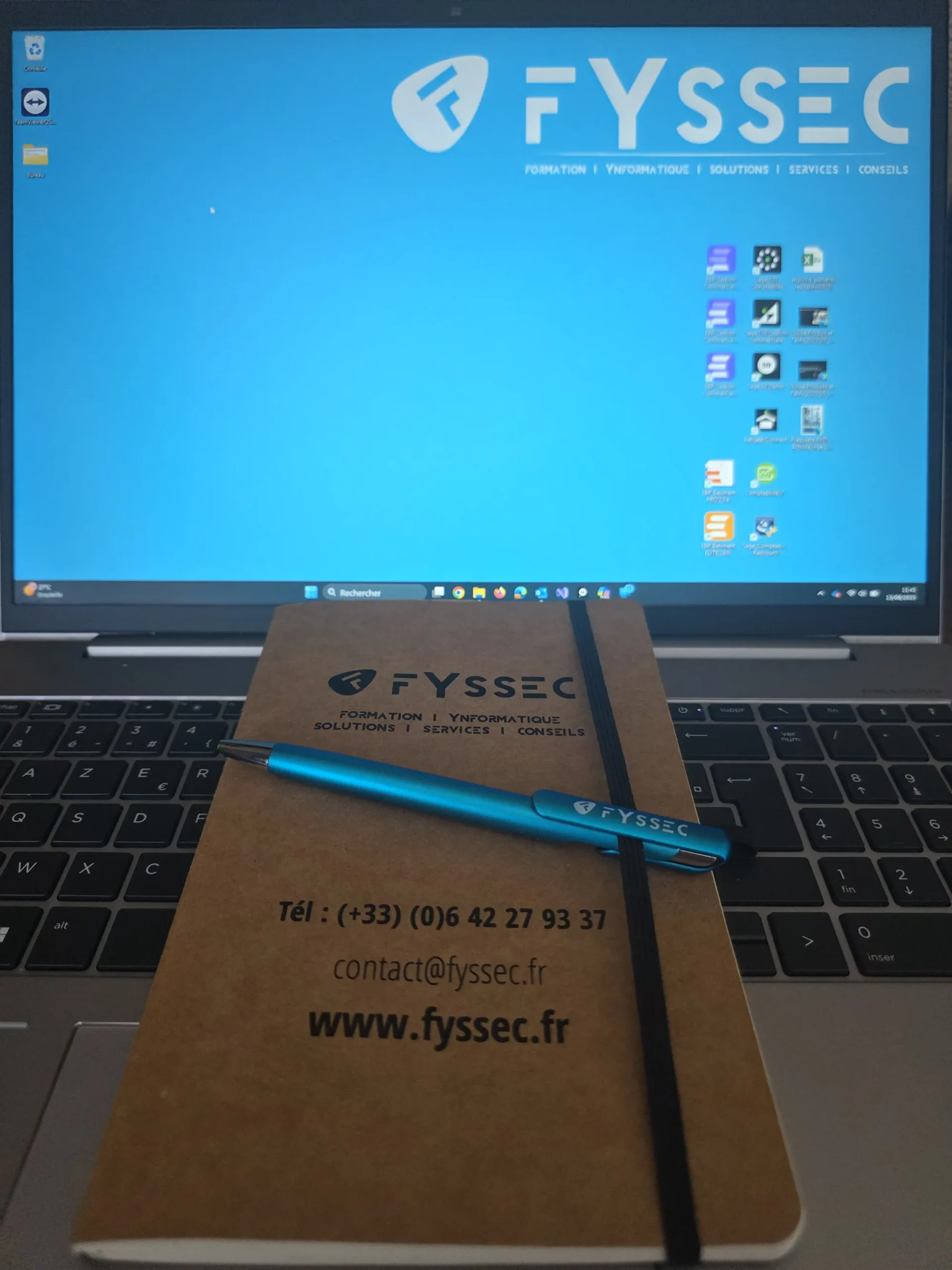 ordinateur avec le carnet de fyssec